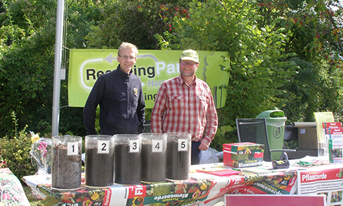 Messestand der Harzer Erden des Recycling-Parks mit fünf Behältern verschiedener Erden
