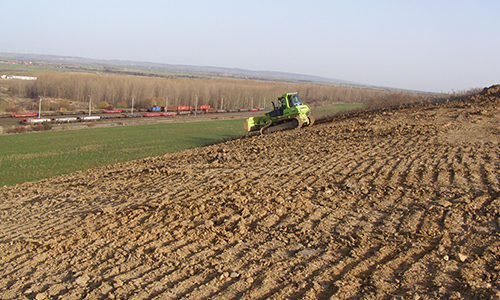 Kettenfahrzeug auf dem Schuttfeld